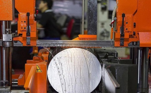张港镇立式金属带锯床切削出现跑带故障解决方法！